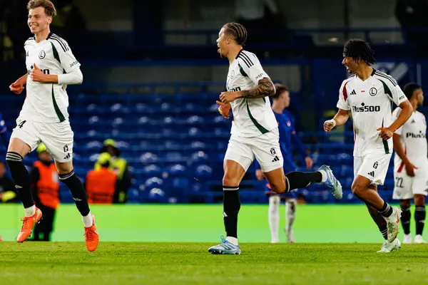 Steven Kapuadi, Chelsea FC ve Legia Warszawa (Maciej Rogowski) arasında oynanan UEFA Konferans Ligi çeyrek final maçında gol üstüne gol atarken görüldü.)