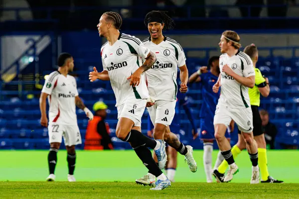 Maximilian Oyedele ve Steven Kapuadi UEFA Konferans Ligi 'nde Chelsea FC ile Legia Warszawa (Maciej Rogowski) arasında oynanan çeyrek final maçında gol üstüne gol atarken görüldü.)