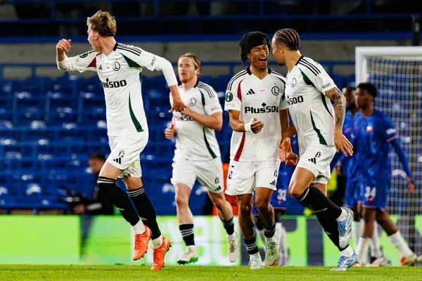 Maximilian Oyedele ve Steven Kapuadi UEFA Konferans Ligi 'nde Chelsea FC ile Legia Warszawa (Maciej Rogowski) arasında oynanan çeyrek final maçında gol üstüne gol atarken görüldü.)