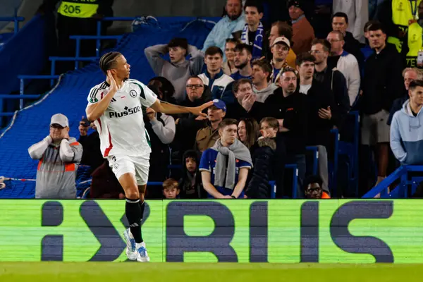Steven Kapuadi, Chelsea FC ile Legia Warszawa (Maciej Rogowski) arasında oynanan UEFA Konferans Ligi çeyrek final maçında attığı golün ardından kutlama yaparken görülüyor.)