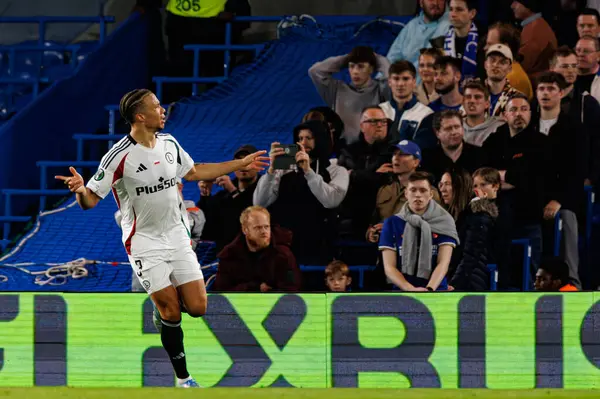 Steven Kapuadi, Chelsea FC ile Legia Warszawa (Maciej Rogowski) arasında oynanan UEFA Konferans Ligi çeyrek final maçında attığı golün ardından kutlama yaparken görülüyor.)