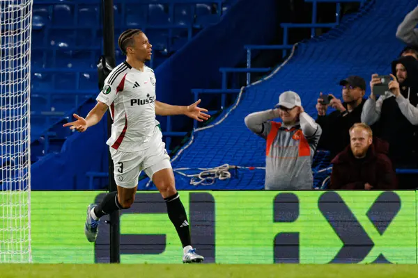 Steven Kapuadi, Chelsea FC ile Legia Warszawa (Maciej Rogowski) arasında oynanan UEFA Konferans Ligi çeyrek final maçında attığı golün ardından kutlama yaparken görülüyor.)