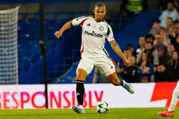 Steven Kapuadi UEFA Konferans Ligi 'nde Chelsea FC ile Legia Warszawa (Maciej Rogowski) arasındaki çeyrek final maçında görüldü.)