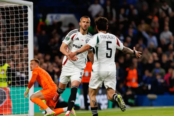 Tomas Pekhart, Chelsea FC ile Legia Warszawa (Maciej Rogowski) arasında oynanan UEFA Konferans Ligi çeyrek final maçında attığı golün ardından kutlama yaparken görüldü.)