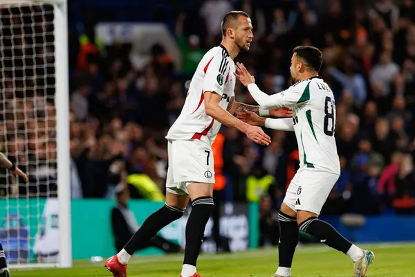 Tomas Pekhart ve Luquinhas, UEFA Konferans Ligi 'nde Chelsea FC ile Legia Warszawa (Maciej Rogowski) arasındaki çeyrek final maçında attıkları golün ardından kutlama yaptılar.)