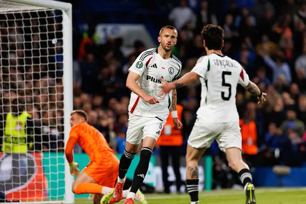 Tomas Pekhart, Chelsea FC ile Legia Warszawa (Maciej Rogowski) arasında oynanan UEFA Konferans Ligi çeyrek final maçında attığı golün ardından kutlama yaparken görüldü.)