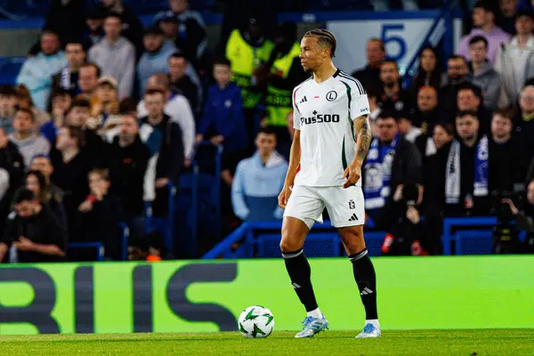 Steven Kapuadi UEFA Konferans Ligi 'nde Chelsea FC ile Legia Warszawa (Maciej Rogowski) arasındaki çeyrek final maçında görüldü.)