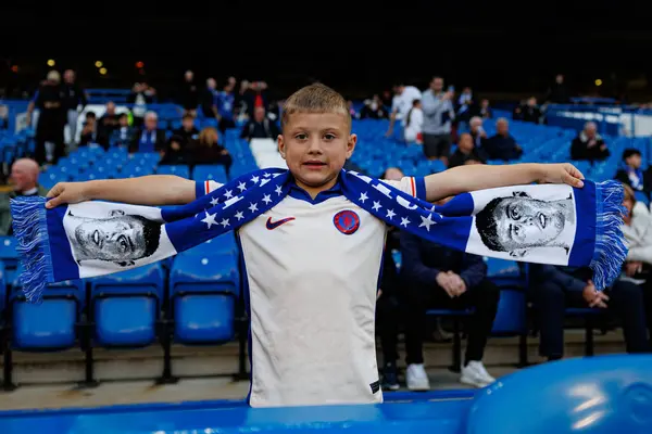 Chelsea taraftarı ve Cold Palmer forması UEFA Konferans Ligi 'nde Chelsea FC ile Legia Warszawa arasındaki çeyrek final maçında görüldü (Maciej Rogowski)