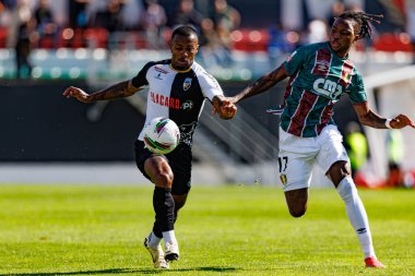 David Pastor ve Chico Banza Liga Portekiz maçı sırasında Estrela Amadora ve SC Farense takımları arasında Estadio Jose Gomes (Maciej Rogowski)