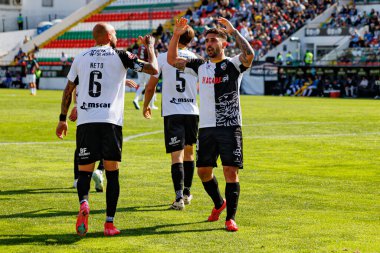 Angelo Neto ve Rui Costa, Liga Portekiz maçında Estrela Amadora ve SC Farense takımları arasında attıkları gol sonrasında Estadio Jose Gomes 'de (Maciej Rogowski)
