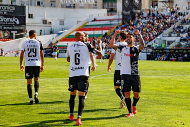 Angelo Neto ve Rui Costa, Liga Portekiz maçında Estrela Amadora ve SC Farense takımları arasında attıkları gol sonrasında Estadio Jose Gomes 'de (Maciej Rogowski)