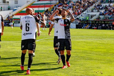 Angelo Neto ve Rui Costa, Liga Portekiz maçında Estrela Amadora ve SC Farense takımları arasında attıkları gol sonrasında Estadio Jose Gomes 'de (Maciej Rogowski)