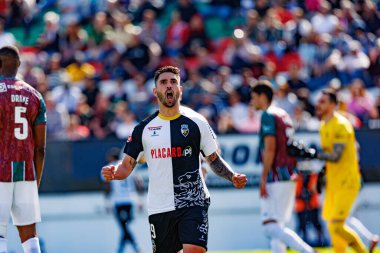 Rui Costa, Liga Portekiz maçında Estrela Amadora ve SC Farense takımları arasında attığı golün ardından Estadio Jose Gomes 'de (Maciej Rogowski)