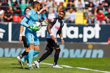 Kaique Pereira ve Derick Poloni, Liga Portekiz maçı sırasında Estrela Amadora ve SC Farense takımları arasında Estadio Jose Gomes (Maciej Rogowski)