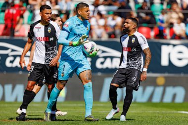 Claudio Falcao, Kaique Pereira ve Derick Poloni Liga Portekiz maçı sırasında Estrela Amadora ve SC Farense takımları arasında Estadio Jose Gomes 'de görüldü (Maciej Rogowski)