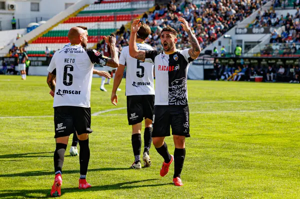 Angelo Neto ve Rui Costa, Liga Portekiz maçında Estrela Amadora ve SC Farense takımları arasında attıkları gol sonrasında Estadio Jose Gomes 'de (Maciej Rogowski)
