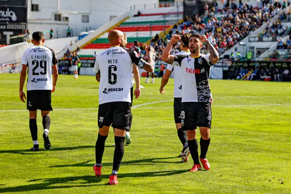 Angelo Neto ve Rui Costa, Liga Portekiz maçında Estrela Amadora ve SC Farense takımları arasında attıkları gol sonrasında Estadio Jose Gomes 'de (Maciej Rogowski)