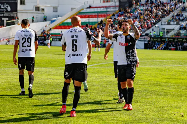 Angelo Neto ve Rui Costa, Liga Portekiz maçında Estrela Amadora ve SC Farense takımları arasında attıkları gol sonrasında Estadio Jose Gomes 'de (Maciej Rogowski)