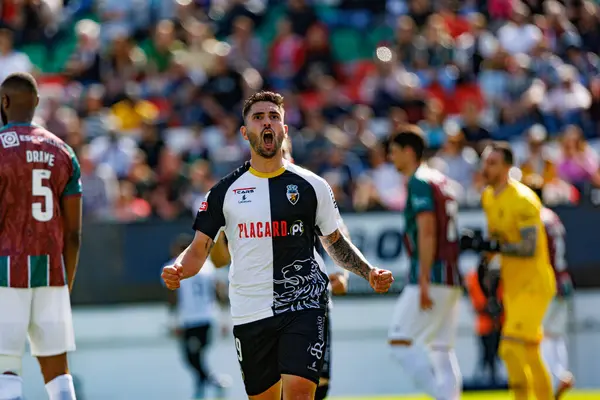 Rui Costa, Liga Portekiz maçında Estrela Amadora ve SC Farense takımları arasında attığı golün ardından Estadio Jose Gomes 'de (Maciej Rogowski)