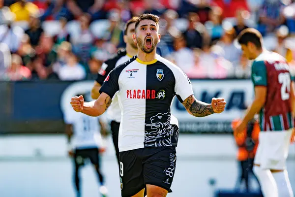 Rui Costa, Liga Portekiz maçında Estrela Amadora ve SC Farense takımları arasında attığı golün ardından Estadio Jose Gomes 'de (Maciej Rogowski)