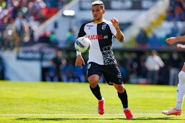 Liga Portekiz maçında Estrela Amadora ve SC Farense takımları arasında Estadio Jose Gomes 'de (Maciej Rogowski)