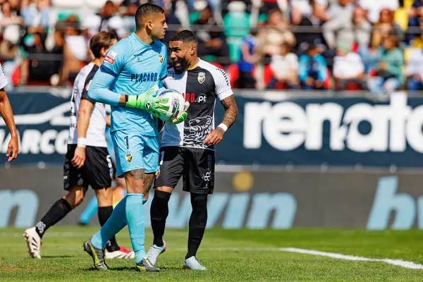 Kaique Pereira ve Derick Poloni, Liga Portekiz maçı sırasında Estrela Amadora ve SC Farense takımları arasında Estadio Jose Gomes (Maciej Rogowski)