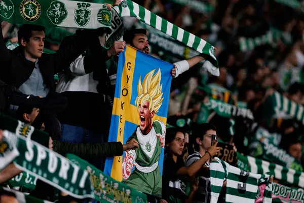 Spor taraftarları Liga Portekiz maçı sırasında Viktor Gyokeres tifo ile Estadio Jose Alvalade 'de (Maciej Rogowski) Sportif CP ve SC Braga takımları arasında görüldü.)