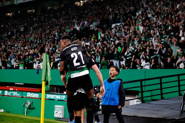 Geny Catamo ve Viktor Gyokeres, Estadio Jose Alvalade 'deki (Maciej Rogowski) Sporting CP ve SC Braga takımları arasındaki Liga Portekiz maçında gol üstüne gol atarken görüldü.)