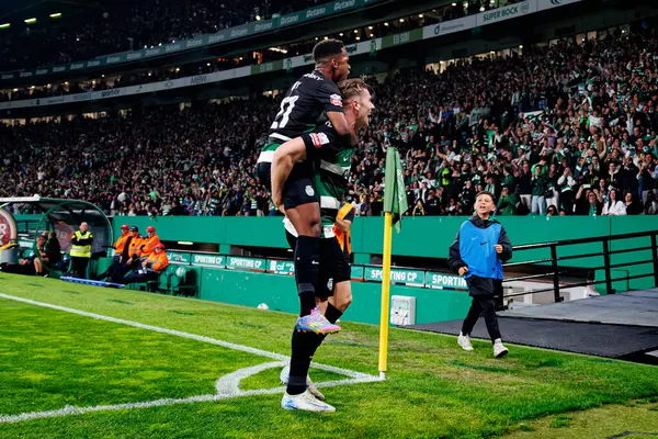 Geny Catamo ve Viktor Gyokeres, Estadio Jose Alvalade 'deki (Maciej Rogowski) Sporting CP ve SC Braga takımları arasındaki Liga Portekiz maçında gol üstüne gol atarken görüldü.)