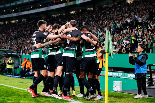 Sporcu Oyuncuları, Liga Portekiz maçı sırasında Viktor Gyokeres 'in Estadio Jose Alvalade' deki (Maciej Rogowski) Sporting CP ve SC Braga takımları arasındaki gol üstüne gol atmasını kutlarken görüldü.)