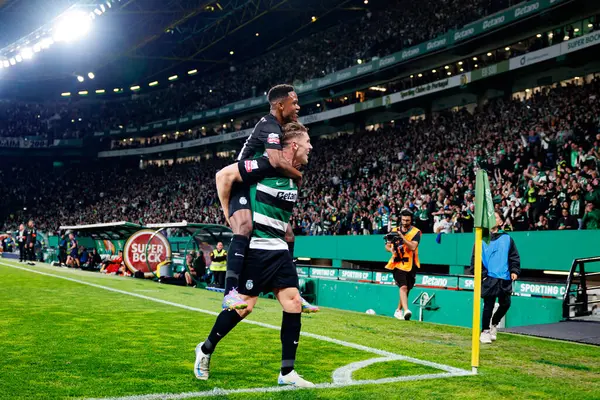 Geny Catamo ve Viktor Gyokeres, Estadio Jose Alvalade 'deki (Maciej Rogowski) Sporting CP ve SC Braga takımları arasındaki Liga Portekiz maçında gol üstüne gol atarken görüldü.)