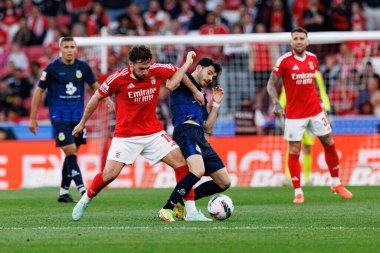 Liga Portekiz maçında SL Benfica ve FC Arouca (Maciej Rogowski) takımları arasında Orkun Kokcu ve Miguel Puche görüldü.)