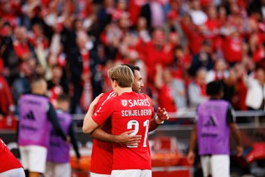 Andreas Schjelderup ve Vangelis Pavlidis, Liga Portekiz maçında SL Benfica ve FC Arouca (Maciej Rogowski) takımları arasında gol üstüne gol atarken görüldüler.)