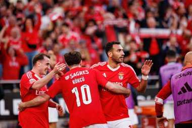 Orkun Kokcu ve Vangelis Pavlidis, SL Benfica ve FC Arouca (Maciej Rogowski) takımları arasında oynanan Liga Portekiz maçında gol attıktan sonra kutlama yaparken görüldü.)