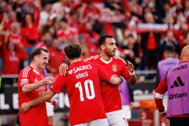 Orkun Kokcu ve Vangelis Pavlidis, SL Benfica ve FC Arouca (Maciej Rogowski) takımları arasında oynanan Liga Portekiz maçında gol attıktan sonra kutlama yaparken görüldü.)