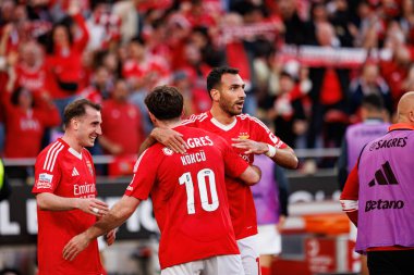 Orkun Kokcu ve Vangelis Pavlidis, SL Benfica ve FC Arouca (Maciej Rogowski) takımları arasında oynanan Liga Portekiz maçında gol attıktan sonra kutlama yaparken görüldü.)