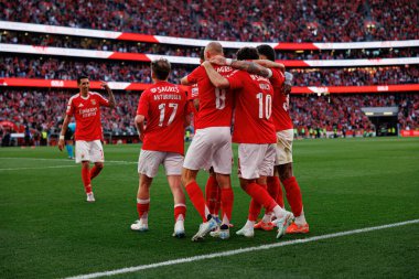 Benfica oyuncuları Liga Portekiz maçında SL Benfica ve FC Arouca (Maciej Rogowski) takımları arasında Orkun Kokcu 'dan gol üstüne gol atarken görüldü.)