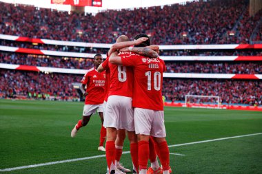 Benfica oyuncuları Liga Portekiz maçında SL Benfica ve FC Arouca (Maciej Rogowski) takımları arasında Orkun Kokcu 'dan gol üstüne gol atarken görüldü.)