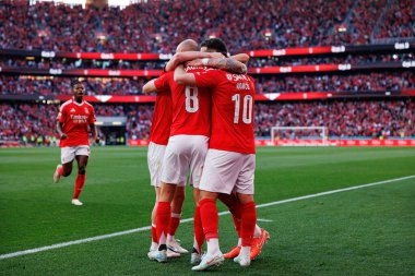 Benfica oyuncuları Liga Portekiz maçında SL Benfica ve FC Arouca (Maciej Rogowski) takımları arasında Orkun Kokcu 'dan gol üstüne gol atarken görüldü.)