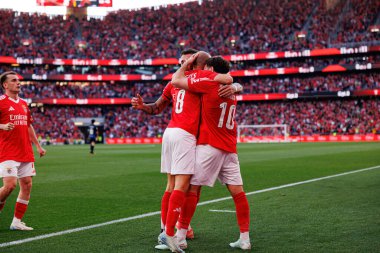 Benfica oyuncuları Liga Portekiz maçında SL Benfica ve FC Arouca (Maciej Rogowski) takımları arasında Orkun Kokcu 'dan gol üstüne gol atarken görüldü.)