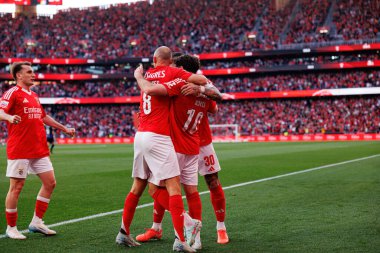 Benfica oyuncuları Liga Portekiz maçında SL Benfica ve FC Arouca (Maciej Rogowski) takımları arasında Orkun Kokcu 'dan gol üstüne gol atarken görüldü.)