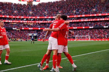 Benfica oyuncuları Liga Portekiz maçında SL Benfica ve FC Arouca (Maciej Rogowski) takımları arasında Orkun Kokcu 'dan gol üstüne gol atarken görüldü.)
