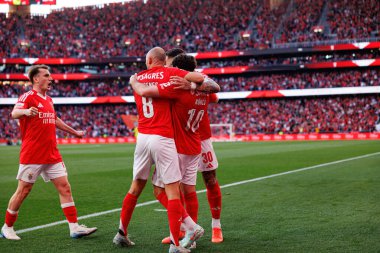Benfica oyuncuları Liga Portekiz maçında SL Benfica ve FC Arouca (Maciej Rogowski) takımları arasında Orkun Kokcu 'dan gol üstüne gol atarken görüldü.)