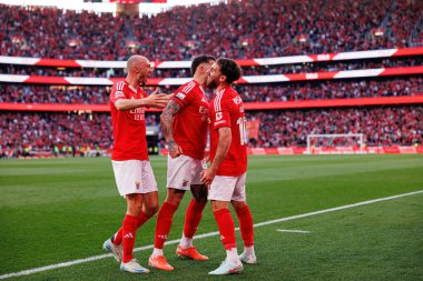 Benfica oyuncuları Liga Portekiz maçında SL Benfica ve FC Arouca (Maciej Rogowski) takımları arasında Orkun Kokcu 'dan gol üstüne gol atarken görüldü.)