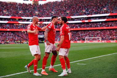 Benfica oyuncuları Liga Portekiz maçında SL Benfica ve FC Arouca (Maciej Rogowski) takımları arasında Orkun Kokcu 'dan gol üstüne gol atarken görüldü.)