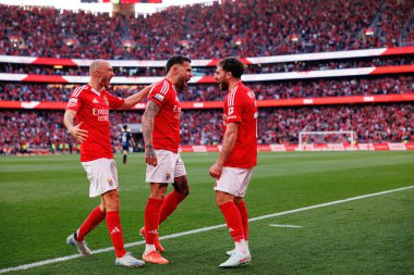 Benfica oyuncuları Liga Portekiz maçında SL Benfica ve FC Arouca (Maciej Rogowski) takımları arasında Orkun Kokcu 'dan gol üstüne gol atarken görüldü.)