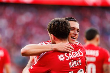 Alvaro Carreras ve Orkun Kokcu, SL Benfica ve FC Arouca (Maciej Rogowski) takımları arasında oynanan Liga Portekiz maçında gol attıktan sonra kutlama yaparken görüldü.)