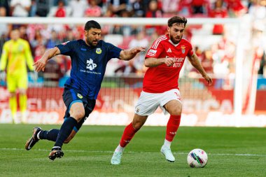 Guven Yalcin ve Orkun Kokcu, Liga Portekiz maçı sırasında SL Benfica ve FC Arouca (Maciej Rogowski) takımları arasında görüldü.)