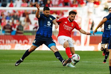 Guven Yalcin ve Orkun Kokcu, Liga Portekiz maçı sırasında SL Benfica ve FC Arouca (Maciej Rogowski) takımları arasında görüldü.)