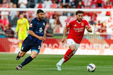 Guven Yalcin ve Orkun Kokcu, Liga Portekiz maçı sırasında SL Benfica ve FC Arouca (Maciej Rogowski) takımları arasında görüldü.)
